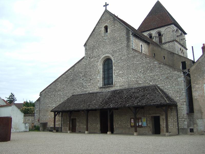 2010-05- (124).JPG - Romanische Kirche Saint-Martin mit Glockenturm aus dem 11. Jahrhundert